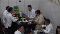 Momen Hangat Prabowo, Jokowi, dan Gibran Makan di Warung Bakmi Solo
