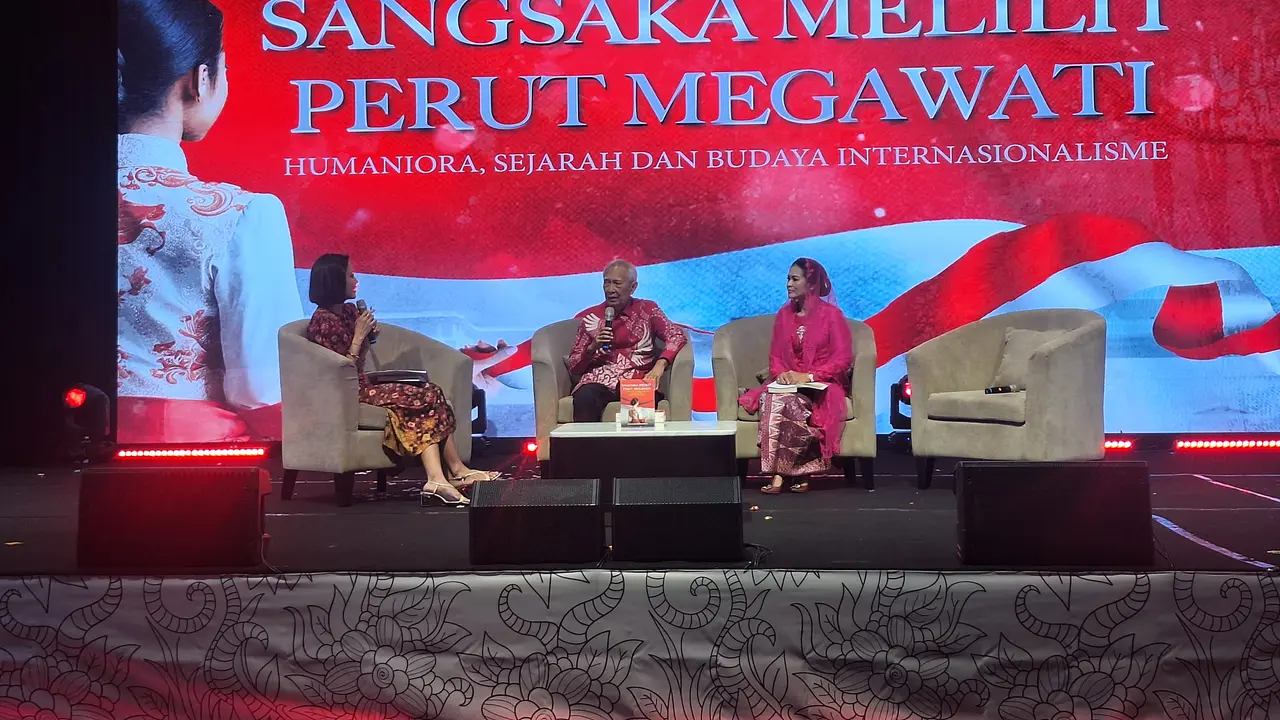 Putra sulung Presiden pertama RI, Guntur Soekarnoputra meluncurkan buku berjudul 'Sangsaka Melilit Perut Megawati' di Grand Sahid Jaya Hotel Jakarta, Minggu (3/11/2024).