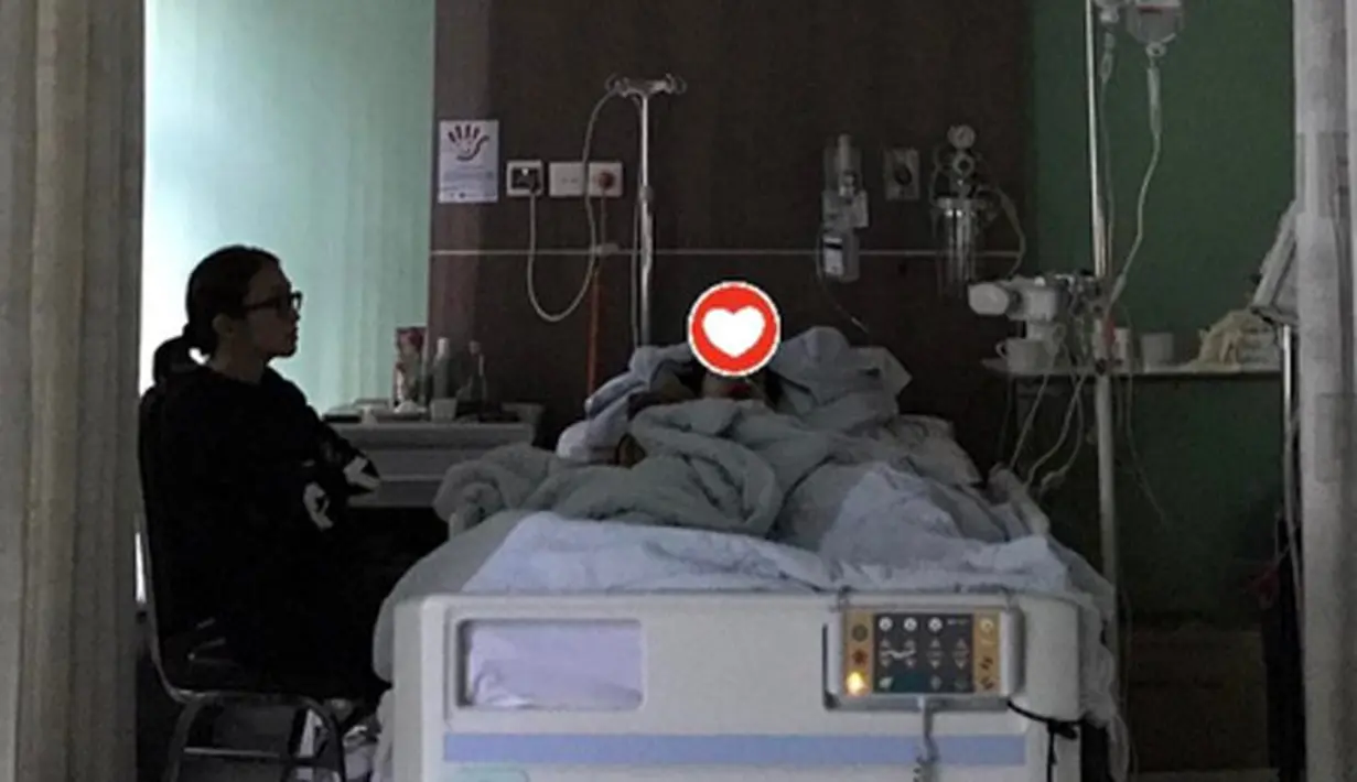 “Inilah moment dimana Detik detik saat kami harus melepas kepergian kakak tercinta menuju ruang operasi, hati berasa hancur berkeping-keping. Kalau kata mas Anang : separuh jiwaku pergi,” tulis Nia Anggia. (Instagram/juliaperrezz)