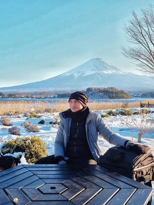 Setelah lagu Dia, Anji kembali datang dengan lagu Bidadari Tak Bersayap. Setiap wanita yang mendengar pasti bakal meleleh. Terlebih, sang pujaan hati yang menyanyikannya tepat di hari valentine. Sweet banget kan? (Instagram/duniamanji)
