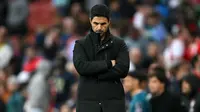 Ekspresi kecewa pelatih Arsenal, Mikel Arteta saat timnya kalah dari Bournemouth dalam laga lanjutan Liga Inggris 2024/2025 di Emirates Stadium, London, Inggris, Sabtu (03/05/2025) waktu setempat. (AFP/Glyn Kirk)