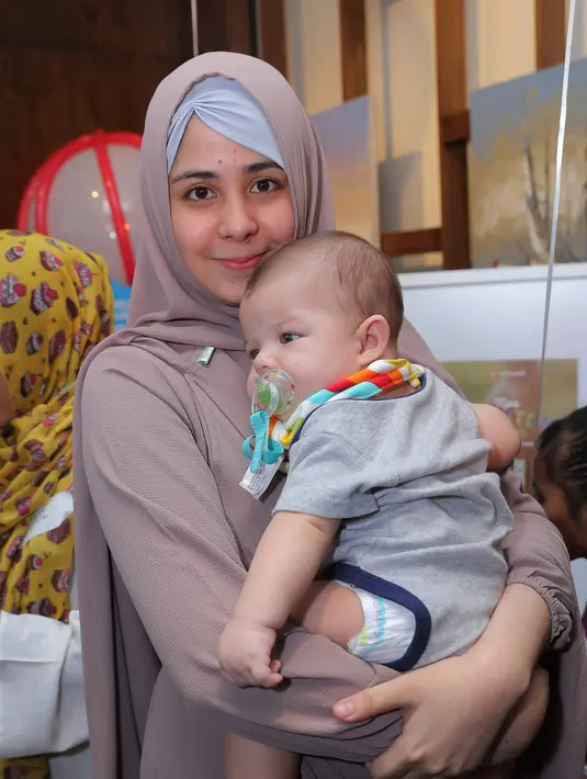 Beruntung di bulan Ramadan yang penuh berkah, seorang ibu menyusui mendapat keringanan untuk tidak menjalankan ibadah puasa. (Andy Masela/Bintang.com)