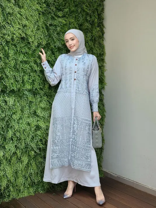 Gamis cantik berwarna biru muda dipadu Adelia Pasha dengan rok dan hijab abu-abu, perpaduan tampilan bernuansa pastel yang menarik untuk ditiru. [Foto: Instagram/adeliapasha]