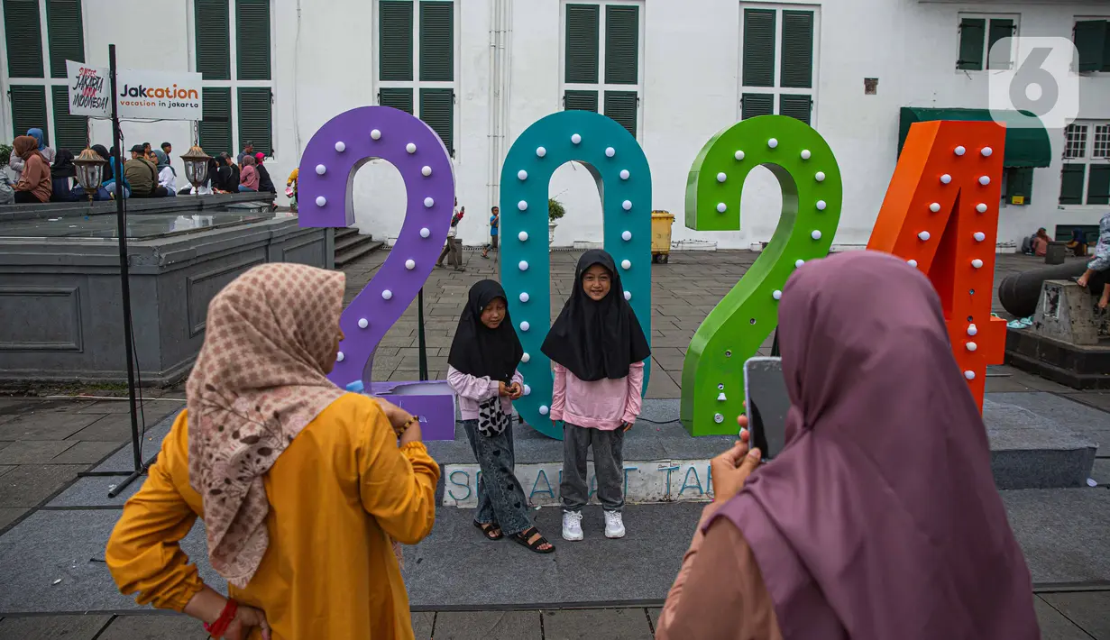 Mulai dari anak-anak sampai orang tua terlihat menikmati masa liburannya di kawasan Kota Tua. (Liputan6.com/Faizal Fanani)