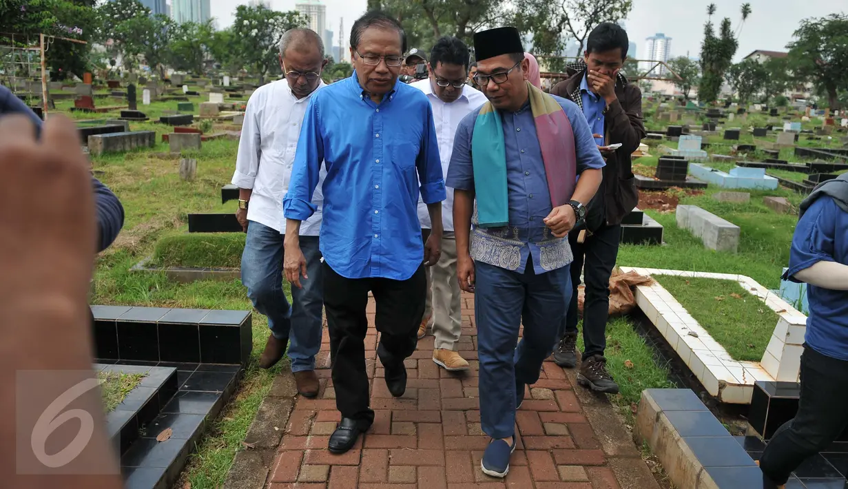 Bakal Cagub DKI, Rizal Ramli (kiri) dan Biem Benyamin usai berziarah ke makam Benyamin Sueb di TPU Karet Bivak, Jakarta, Senin (5/9). Rizal Ramli menghadiri peringatan haul ke-21 tokoh Betawi yang akrab disapa Benyamin S itu. (Liputan6.com/Gempur M Surya)