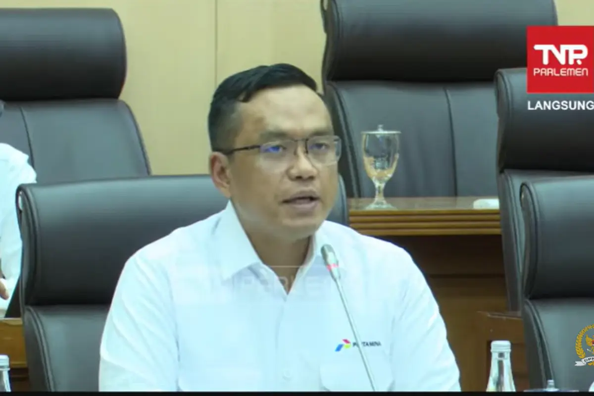 Direktur Utama Pertamina Simon Aloysius Mantiri dalam rapat kerja dengan Komisi XII DPR RI di Jakarta, Senin (17/11/2025). Dok Youtube