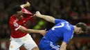 Bek Chelsea, Branislav Ivanovic, menarik baju dari penyerang MU, Anthony Martial pada laga Liga Inggris di Stadion Old Trafford, Inggris, Senin (28/12/2015). Kedua tim bermain imbang 0-0. (Reuters/Jason Cairnduff)