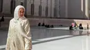 Penampilannya disebut bikin pangling karena tampil dengan mengenakan hijab. Bahkan, penampilan tersebut ia pertahankan di sepanjang perjalanannya selama di Tanah Suci. Wanita kelahiran 2 April 1975 itu pun menuai pujian dari warganet. (Liputan6.com/IG/@tatacahyani)