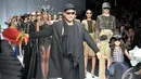 Ivan Gunawan tampil bersama seorang gadis cilik di akhir fashion show untuk menerima karangan bunga. Foto diambil pada Rabu (5/11/2014) (Liputan6.com/Panji Diksana)