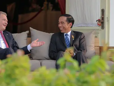 Presiden Jokowi mengobrol santai dengan Presiden Finlandia Sauli Niinisto di teras belakang Istana Merdeka, Jakarta, Selasa (3/11/2015). Pertemuan membahas tata kelola lahan gambut untuk antisipasi bencana kebakaran hutan. (Liputan6.com/Faizal Fanani)