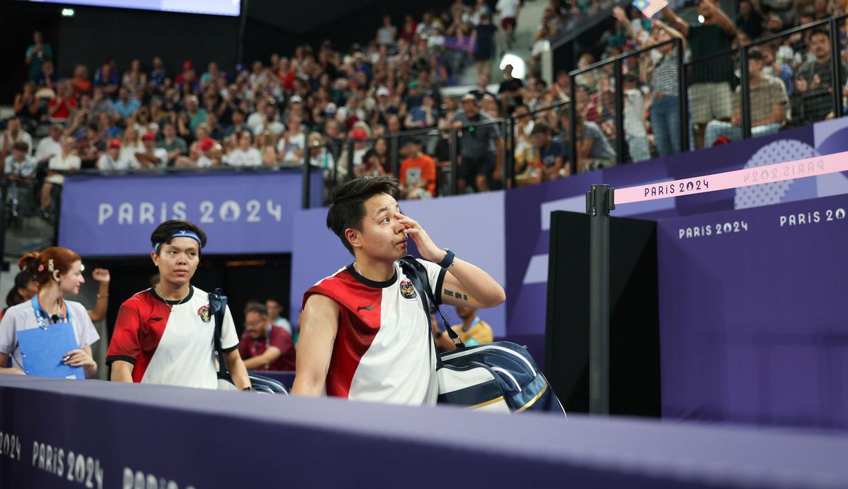 <p>Ganda putri Indonesia, Apriyani Rahayu/Siti Fadia Silva Ramadhanti berjalan meninggalkan lapangan setelah dikalahkan wakil Malaysia, Pearly Tan/Thinaah Muralitharan pada laga Grup A Olimpiade Paris 2024 di Porte de la Chapelle Arena, Paris, Selasa (30/7/2024). Apriyani Rahayu/Siti Fadia Silva Ramadhanti kalah 18-21, 9-21. (Dok. NOC Indonesia/Naif Muhammad Al'as)</p>