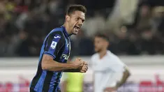 Pemain Atalanta Rafael Toloi merayakan golnya ke gawang AS Roma pada pertandingan sepak bola Serie A Liga Italia di Stadion Gewiss, Bergamo, Italia, Senin (24/4/2023). (Simone Spada/LaPresse via AP)