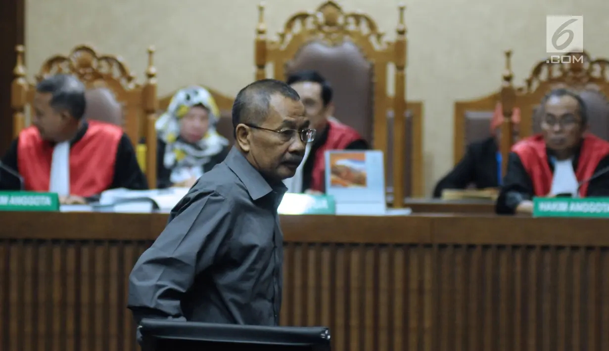 Terdakwa suap Hakim Pengadilan Tinggi Manado, Sudi Wardono usai menjalani sidang pleidoi di Pengadilan Tipikor, Jakarta, Rabu (23/5). Sudi Wardono didakwa menerima suap SGD110 ribu dari anggota DPR Aditya Anugrah Moha.  (Liputan6.com/Helmi Fithriansyah)