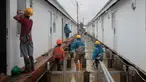 Aktivitas pekerja menyelesaikan pembangunan hunian sementara untuk warga korban banjir bandang dan tanah longsor di di Aceh Tamiang, provinsi Aceh, pada Kamis 8 Januari 2026. Menggandeng PT PP (Persero) Tbk (PTPP), Badan Pengelola Investasi (BPI) strategis Indonesia, atau dikenal sebagai Daya Anagata Nusantara (Danantara) membangun hunian sementara tanggap darurat bagi warga terdampak banjir. (ADITYA AJI/AFP)