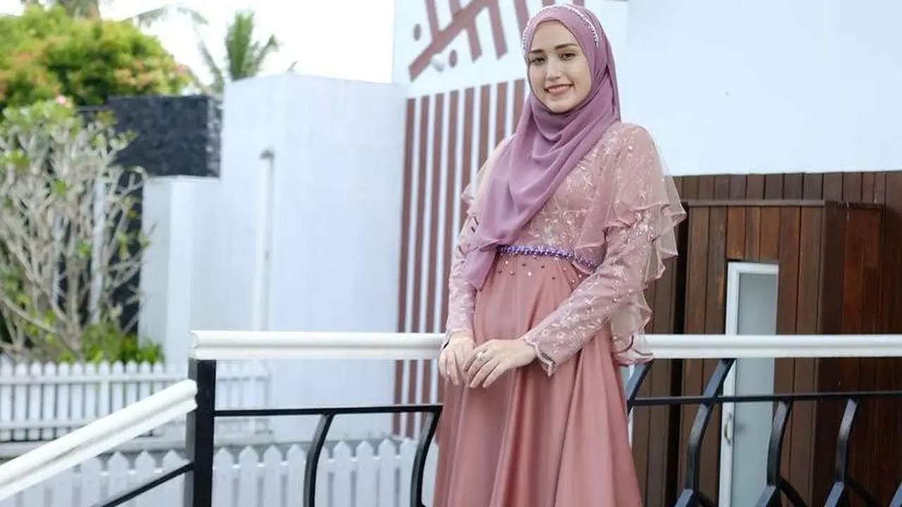 7 Model Baju Brokat Kombinasi Satin Terbaru yang Elegan untuk Hari Raya, Aghnia Punjabi-Ashanty