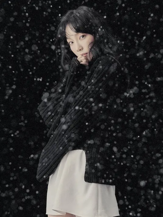 "Aku membawanya ke konserku. Ia adalah orang yang romantis dan baik. Aku rasa, aku harus berterima kasih pada pohon ini, aku bisa tetap bersinar dengan pohon ini," ujarnya. (foto: instagram.com/taeyeon_ss)