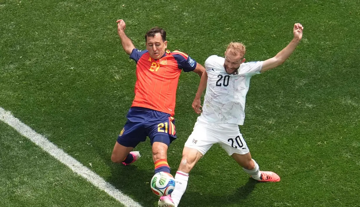 Pemain Spanyol Mikel Oyarzabal  berebut bola dengan pemain Austria  Konrad Laimer selama pertandingan sepak bola babak 32 besar Piala Dunia antara Spanyol dan Austria di Inglewood, California, dekat Los Angeles, Kamis, (02/07/2026). (AP Photo/Marcio J. Sanchez)