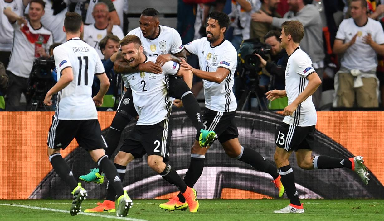 Pemain Jerman menyambut gol yang dicetak Shkodran Mustafi ke gawang Ukraina pada laga Grup C Piala Eropa 2016 di Stade Pierre-Mauroy, Senin (13/6/2016) dini hari WIB. (AFP/Patrik Stollarz)