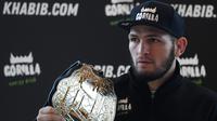 Petarung seni bela diri campuran, Khabib Nurmagomedov menggelar konferensi pers di Moskow pada 26 November 2018. Khabib Nurmagomedov mengumumkan pensiun dari dunia seni bela diri campuran (MMA) usai mengalahkan Justin Gaethje dalam UFC 254, Minggu (25/10/2020). (Kirill KUDRYAVTSEV / AFP)