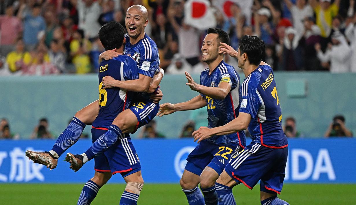 Jepang kini berhasil menempati posisi ke-20 peringkat FIFA, atau naik empat tingkat setelah tampil mengagumkan selama Piala Dunia 2022. Ritsu Doan dan kolega kini berhasil menjadi negara Asia dengan peringkat terbaik. Tim asuhan Hajime Moriyasu mengalahkan dua tim raksasa, Jerman dan Spanyol dan sukses melaju ke babak 16 besar. Sayangnya, langkah Samurai Biru harus terhenti di babak tersebut setelah dikalahkan Kroasia. (AFP/Ozan Kose)