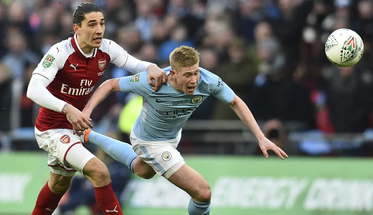 Gelandang Manchester City, Kevin de Bruyne, berebut bola dengan bek Arsenal, Hector Bellerin, pada final Piala Liga di Stadion Wembley, London, Minggu (25/2/2018). City menang 3-0 atas Arsenal. (AFP/Glyn Kirk)
