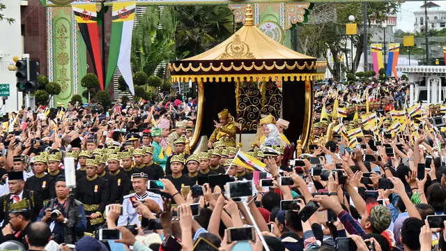 PHOTO: Kemeriahan 50 Tahun Bertakhta Sultan Brunei Diarak Naik Kereta Kerajaan
