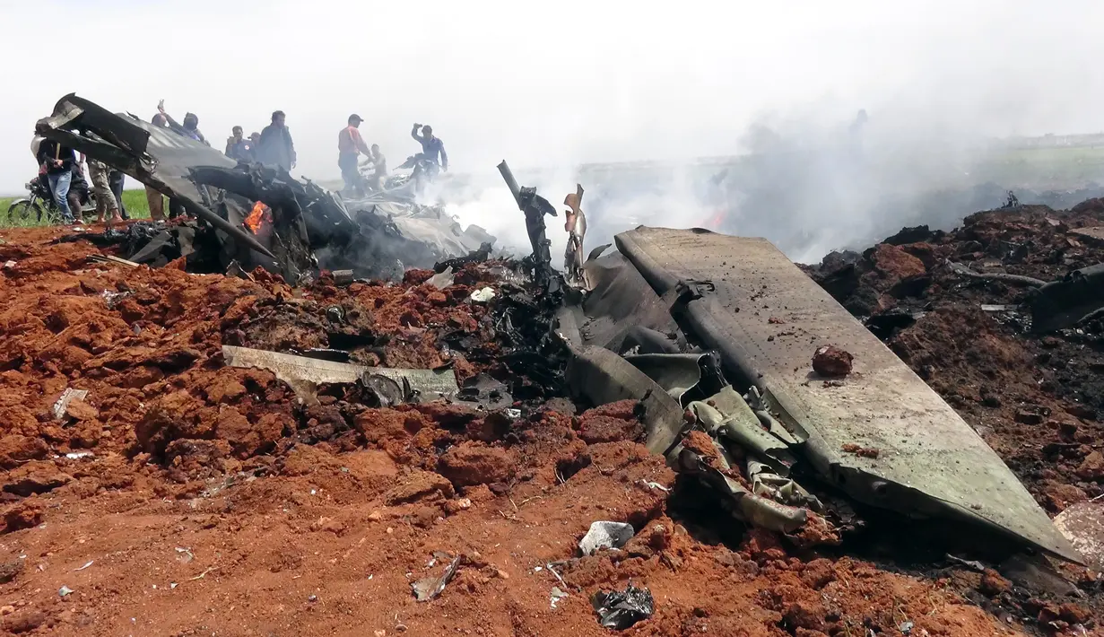Kondisi dari pesawat Su-22 milik Angkatan Udara Suriah yang ditembak jatuh di wilayah selatan Aleppo, Selasa (5/4). Sayap kelompok teroris Al-Qaeda di Suriah, Front al-Nusra, menembak jatuh jet SU-22 tersebut menggunakan roket. (OMAR HAJ KADOUR/AFP)
