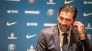 Kiper anyar PSG, Gianluigi Buffon bersiap konferensi pers pada sesi perkenalan di stadion Parc des Princes, Paris, Senin (9/7). Paris Saint-Germain ( PSG) secara resmi memperkenalkan Gianluigi Buffon sebagai pemain baru. (AP/Jean-Francois Badias)