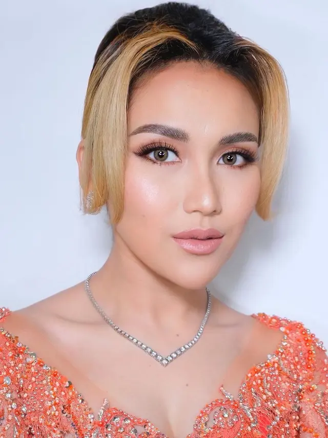 6 Potret Detail Busana dan Makeup Ayu Ting Ting di Acara Lamaran Adik, Memesona