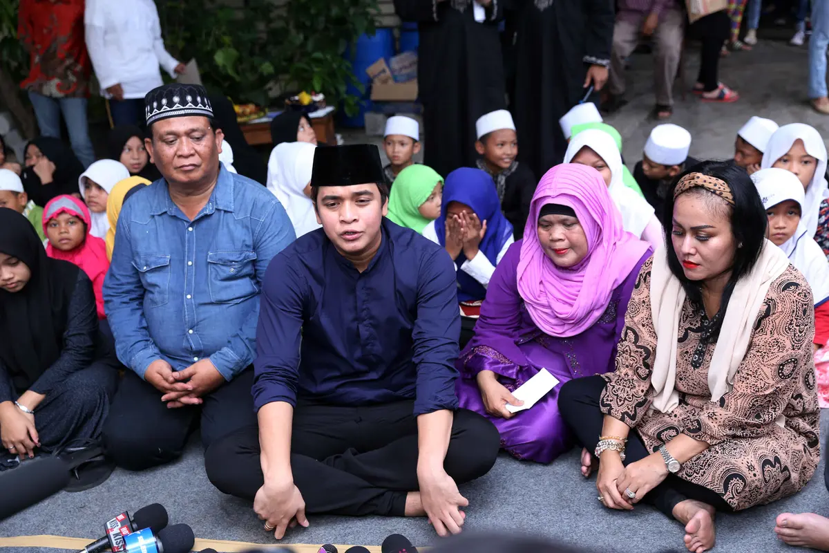 Billy Syahputra bersama keluarga