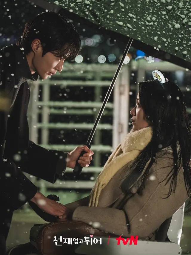 Kim Hye Yoon dan Byun Woo Seok dalam drakor Lovely Runner. (tvN via Soompi)