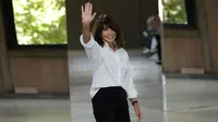 Desainer Prancis Veronique Nichanian melambaikan tangan pada penonton di akhir peragaan busana Hermes Menswear Musim Semi-Panas 2026 sebagai bagian dari Paris Fashion Week di Place d'Iena, Paris, pada 28 Juni 2025. (GEOFFROY VAN DER HASSELT/AFP)