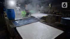 Pekerja memproduksi tahu di salah satu industri tahu tradisional , di Babakan Pocis, Setu, Tangerang Selatan, Selasa (14/7/2020). Pesanan tahu yang sempat menurun hingga 50 persen di awal pandemi Covid-19, kini mulai perlahan naik. (merdeka.com/Dwi Narwoko)