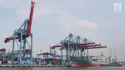 Aktivitas di Jakarta International Container Terminal, Jumat (15/3). BPS mencatat nilai ekspor pada Februari 2019 tercatat sebesar US$12,53 miliar atau turun 10,05 persen dari bulan sebelumnya, yakni US$13,93 miliar.(Liputan6.com/Helmi Fithriansyah)