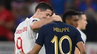 Entah apa yang dibisikkan, namun banyak yang menduga jika hal tersebut berkaitan dengan klub yang kini tengah dibela Kylian Mbappe, yaitu Paris Saint Germain (PSG). (AFP/Franck Fife)