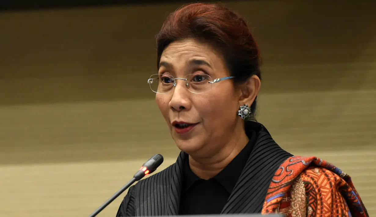 Menteri Kelautan & Perikanan, Susi Pudjiastuti memberikan pidato pada pembukaan Rapat  Kepatuhan dan Penegakan Komite INTERPOL Lingkungan (ECEC) di Singapura, (16/11/2015). Rapat ini digelar dari 16-18 November. (AFP PHOTO/ROSLAN RAHMAN)