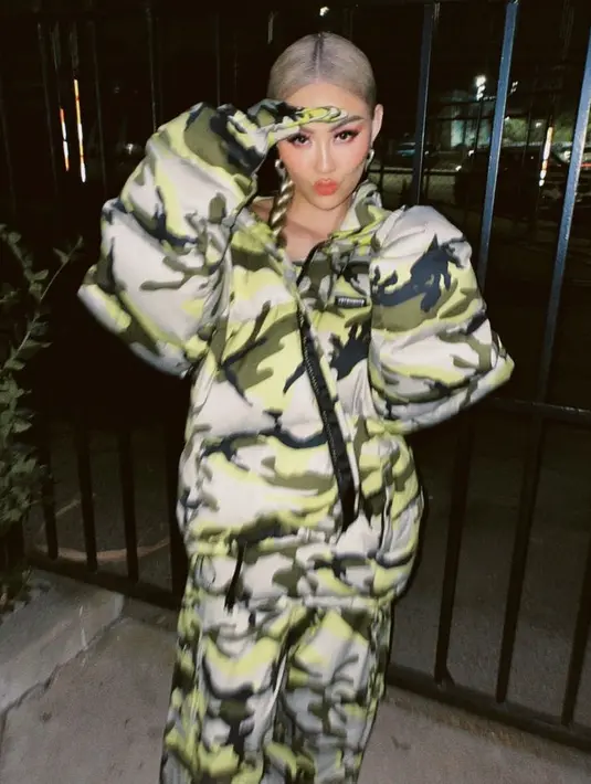 Masih dengan rambut abu-abu dan rambut kepangnya, kini Agnez tampil dengan pakaian musim dingin bermotif loreng warna color  full. Lengkap dengan padding jaket dan sarung tangannya.@agnezmo