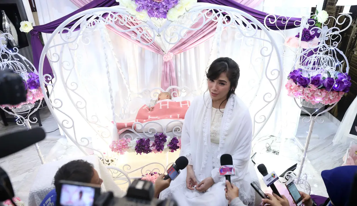 Beberapa hari lalu, Andhika dan Ussy menggelar akikah anak bungsunya yang baru lahir beberapa pekan lalu. Keduanya mengusung paduan warna putih dan ungu untuk mewarnai acara tersebut. (Nurwahyunan/Bintang.com)