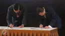 Menko Kemaritiman yang juga Plt Menteri ESDM Luhut Panjaitan dan Ignasius Jonan menandatangani dokumen pada acara sertijab Menteri ESDM di Jakarta, Senin (17/10). Sebelumnya Jonan menjabat Menhub di Pemerintahan Presiden Jokowi (Liputan6.com/Angga Yuniar)