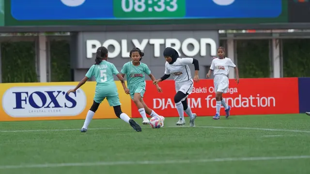Tim All-Stars Solo (jersey putih) harus tertinggal 0-1 oleh tim All Stars Kudus. (Liputan6.com/istimewa)