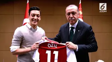 Mesut Ozil, yang memutuskan pensiun dari timnas Jerman. Ozil mengambil sikap tersebut karena adanya perlakuan rasis dan sikap tidak hormat terhadap dirinya.