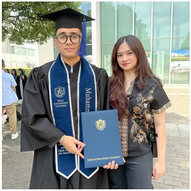 5 Potret Mulan Jameela Dampingi Putranya Wisuda di Jepang, Anggun Berkebaya