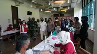 Menteri Kesehatan RI Budi Gunadi Sadikin meninjau vaksinasi COVID-19 di PT. Pan Brothers, Boyolali, Jawa Tengah pada 22 Agustus 2021. (Dok Kementerian Kesehatan RI)