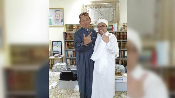 Pimpinan FPI Rizieq Shihab dan juru bicaranya Abdul Chair Ramadhan, April 2019 di Makkah. (dok Jubir Rizieq Shihab)
