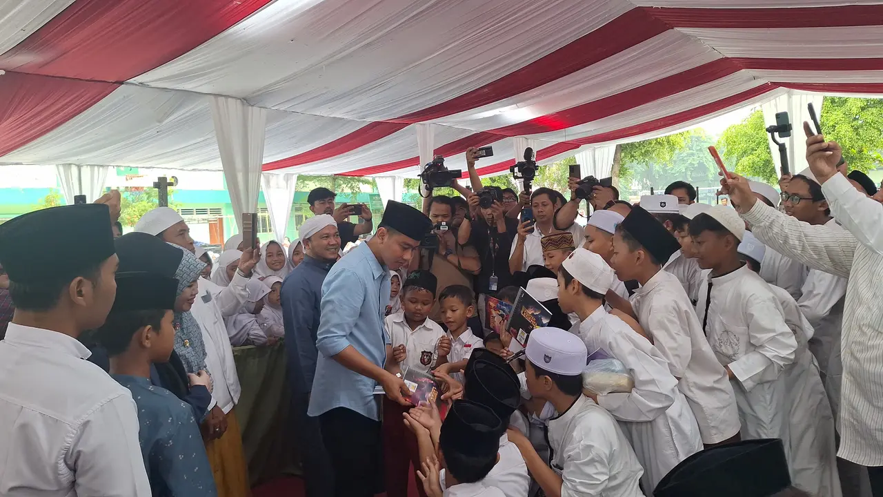 Gibran Rakabuming Raka mengunjungi Pondok Pesantren (Ponpes) Asshiddiqiyah 2 di Kota Tangerang, Banten, Senin (4/12/2023).