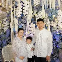 Lihat di sini beda gaya kebaya Nikita Willy saat pengajian 4 bulanan kehamilan anak pertama dan kedua. [@nikitawillyofficial94].