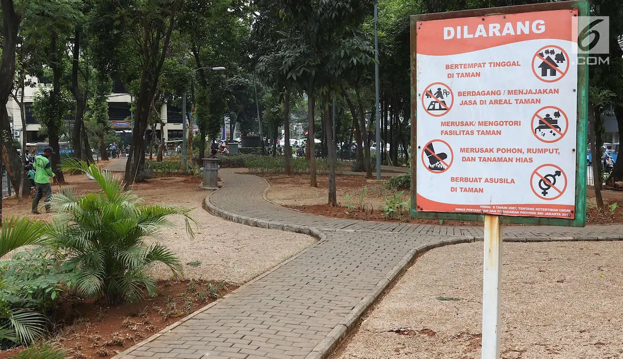 Suasana di Taman Sepeda, Jakarta Selatan, Sabtu (25/8). Kurangnya perawatan serta musim kemarau yang masih berlangsung di Ibukota membuat rumput dan sejumlah tanaman di taman tersebut mati akibat kekeringan. (Liputan6.com/Immanuel Antonius)