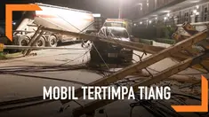 Saat tiang listrik jatuh dan menimpa mobil, pengemudi ini berhasil melarikan diri. Alhasil, pengemudi pun selamat tanpa luka sedikitpun di tubuhnya.