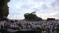 Ritual di Pura Tanah Lot, Tabanan, Bali. (Yudha Maruta/Liputan6.com)