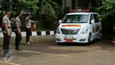 Mobil jenazah yang membawa korban jatuhnya helikopter TNI di Poso tiba di RS Polri, Jakarta, Senin (21/3/2016). Jenazah tersebut tiba dengan pengawalan ketat anggota polisi dan TNI. (Liputan6.com/Yoppy Renato)